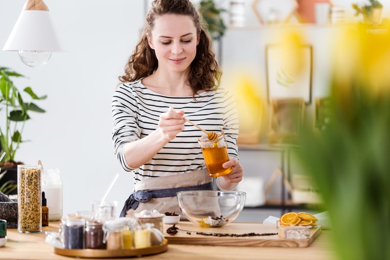 Pro Kopf wurden hierzulande im Jahr 2020 etwa 1,06 Kilogramm Honig konsumiert. Damit zählt Deutschland zu den Nummer-Eins-Verbrauchern weltweit. Das Problem ist jedoch, dass hierzulande nicht genug des Naturprodukts hergestellt wird. Denn die deutsche Honigproduktion wird zu 90 Prozent von Hobbyimkern betrieben. Der meiste Honig, der hier verkauft wird, ist deshalb Importware aus Südamerika, China und Ungarn.