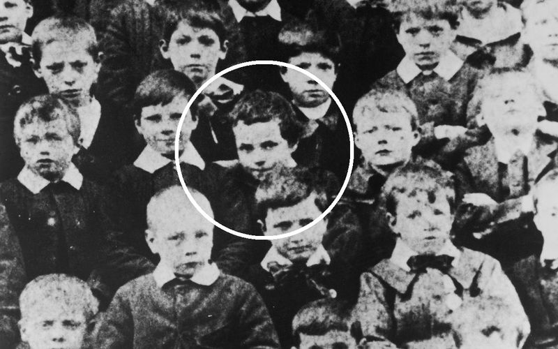 Charlie Chaplin, hier als siebenjähriger Schüler, stammt aus armen Verhältnissen: 1889 in London geboren, verbrachte er Teile seiner Kindheit in Arbeitshäusern. Sein Vater war Alkoholiker, seine Mutter lebte mehrere Monate in einer Irrenanstalt. Um Geld zu verdienen, schloss sich der junge Chaplin einer Theatergruppe an - der bescheidene Beginn einer großen Karriere.