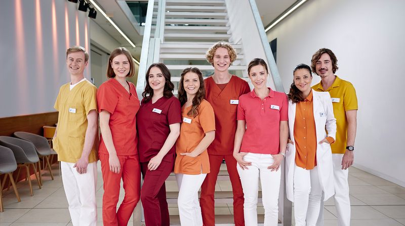 Sie setzen mit vereinten Kräften ihre Arbeit im Volkmann-Klinikum in Halle an der Saale fort (von links): Erik Kolbeck (Eric Bouwer), Louisa Neukamm (Llewellyn Reichman), Jasmin Hatem (Leslie-Vanessa Lill), Maxime Bloch (Leonie Rainer), Fiete Petersen (Adrian Gössel), Alexandra Lundquist (Friederike Linke), Arzu Ritter (Arzu Bazman) und Lucas Salgado (Nils Brunkhorst).