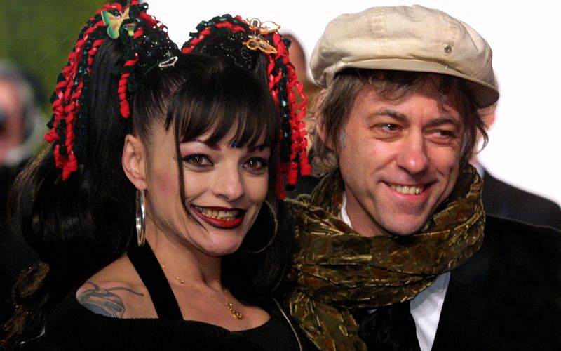 So etwas kriegt auch ein Bob Geldof (rechts) nicht jeden Tag zu Gesicht: Nina Hagen, hier im Jahr 2003 bei einer Gala in Berlin, sucht nicht nur musikalisch, sondern auch Frisur-technisch immer das Extreme. "Du hast den Farbfilm vergessen" sang die Sängerin in den 1970er-Jahren in einem Schlager-Klassiker. Den Farbkasten für ihre Haare hat trägt sie indes immer bei sich.  