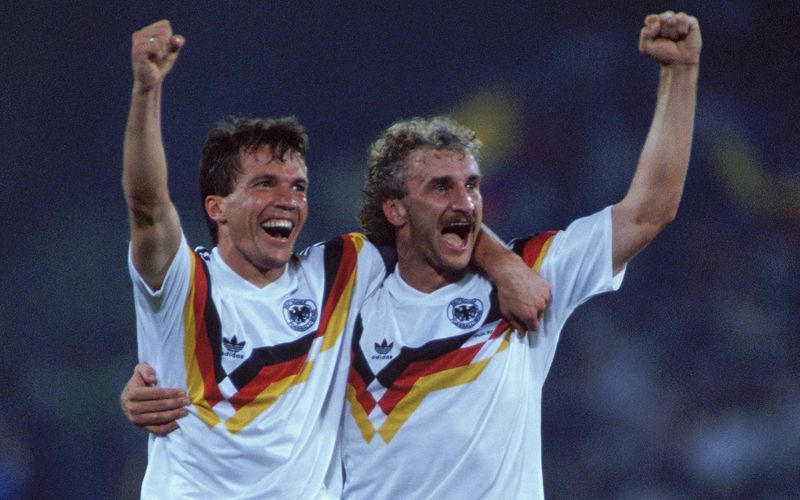 Fußball ist unser Leben? Das gilt nicht für alle Profis, denn einige der bekanntesten Fußball-Stars verfolgten nebenbei oder vor dem Sport noch eine ganz normale berufliche Karriere wie etwa Lothar Matthäus und Rudi Völler oder schlossen ein Studium ab. Diese Berufe haben die Fußballerinnen und Fußballer gelernt ...  