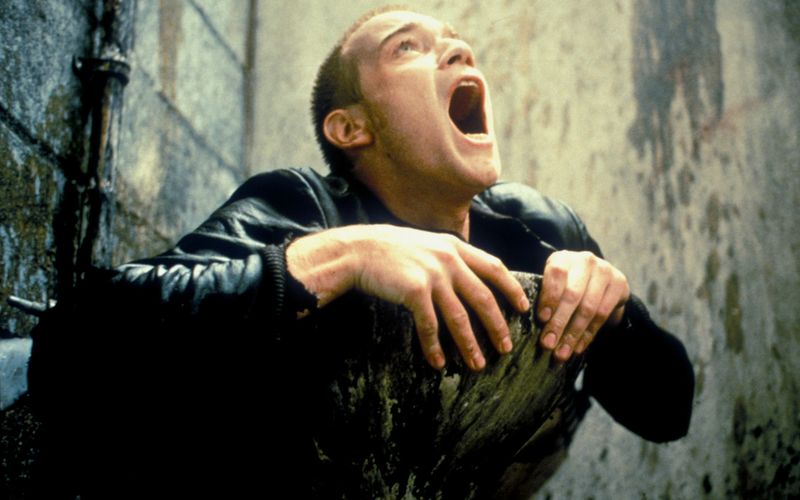 Es ist einer der berühmtesten Szenen der Filmgeschichte: Mit seiner Rolle in "Trainspotting" feierte Ewan McGregor 1996 seinen endgültigen Durchbruch. Doch was machen er und   die anderen Stars des Kultfilms heute? Die Galerie zeigt es ...