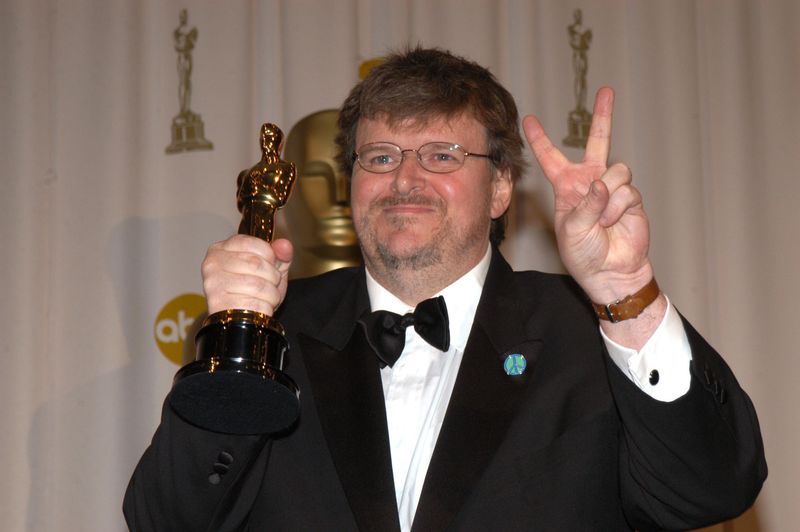 Michael Moore gewann 2003 den Oscar für den besten Dokumentarfilm mit "Bowling for Columbine". Die Gelegenheit nutzte er, um eine deftige Tirade gegen den damaligen US-Präsidenten George W. Bush loszulassen. Seine legendäre "Shame on you, Mr. Bush"-Rede sowie die Jubel- und Buhrufe des Publikums wurden aber vom aufspielenden Orchester übertönt.