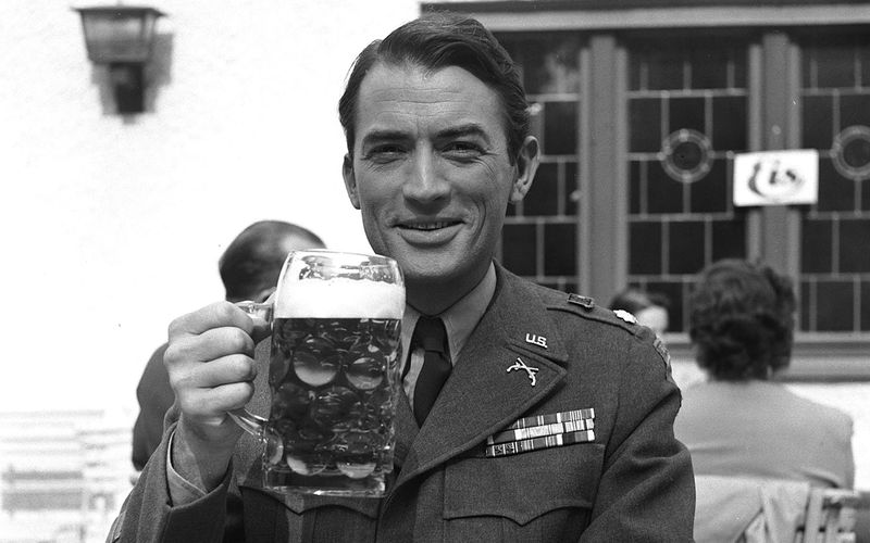 Hoch die Maß! Hollywood-Legende Gregory Peck lässt sich bei Dreharbeiten in Deutschland ein Bier schemcken. 