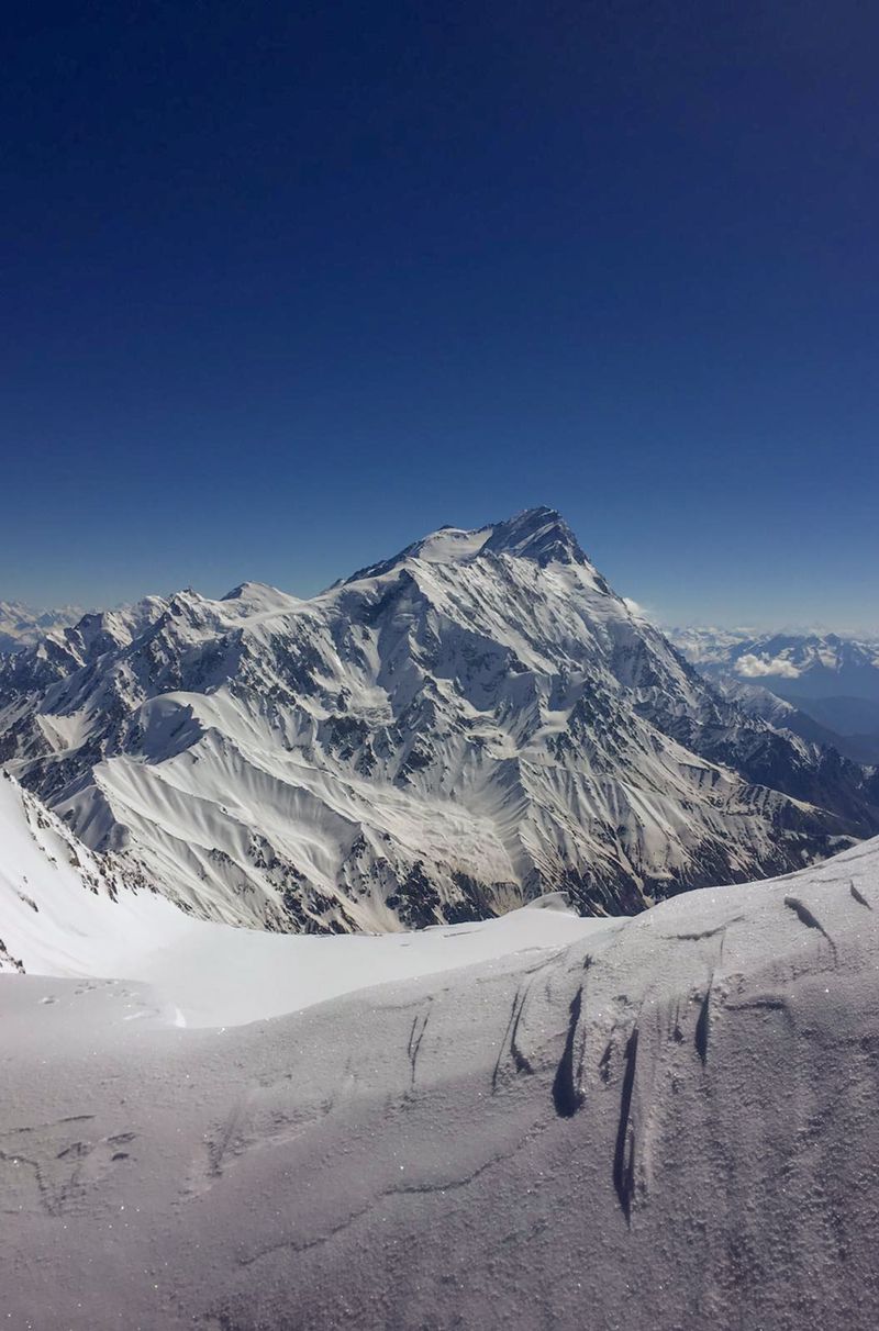 Der Nanga Parbat vom Geshot Peak aus gesehen: Der Aufbau des Berges ist komplex. Drei Grate ziehen von seinem Gipfel viele Kilometer weit ins Tal. Dazwischen liegen die Täler Diamir im Westen, Rakhiot im Norden und Rupal im Süden.