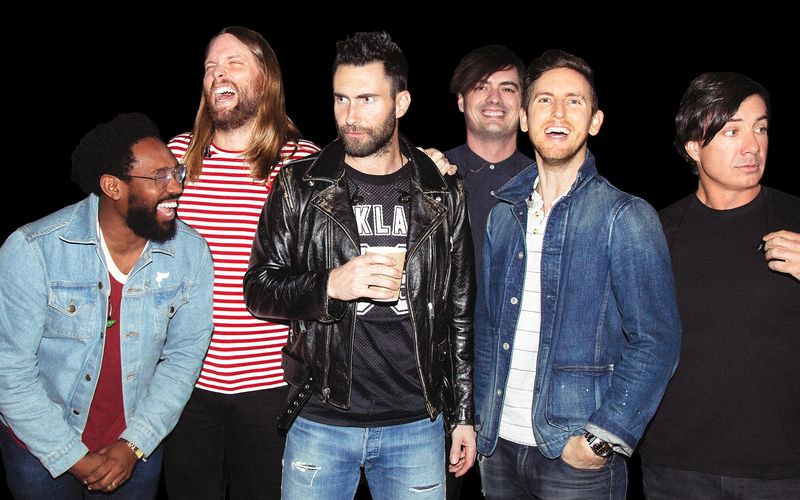 Maroon 5, die mit jetzt mit "Jordi" (VÖ: 11.06.) ein neues Album veröffentlichen, sind eine der erfolgreichsten Bands aller Zeiten. Und das ist nicht so dahingesagt: Frontmann Adam Levine (dritter von links) und Co. zählen tatsächlich zu den wenigen Bands, die geschätzt mehr als 100 Millionen Tonträger verkauft haben. Wer ebenfalls zu den musikalischen Topsellern zählt, zeigt die Galerie ...