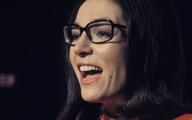 Nana Mouskouri spielt in einer eigenen Liga: Auf 300 Millionen verkaufte Tonträger, dazu 300 Gold-, Platin- und Diamant-Auszeichnungen für ihre Platten kann die Griechin zurückblicken. Denn sie konnte mehr als "nur" deutschen Schlager: Sie sang auf Italienisch, Französisch, Englisch, Japanisch und Russisch - eine echte Weltkarriere!