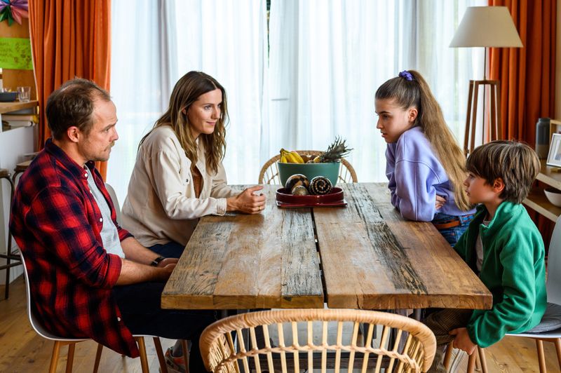 Die Eltern Robert (Matthias Koeberlin) und Julia (Bettina Lamprecht) erklären ihren beiden Kindern Marie (Lola Höller) und Maxi (Linus von Emhofen), wie sich das zukünftige Familienleben gestalten wird.