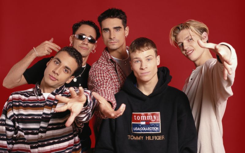 Howie! A.J.! Kevin! Brian! Niiiick!! Die Backstreet Boys gehörten zu den größten Stars der Boyband-Welle, knapp drei Jahrzehnte nach dem Hype von damals sind sie immer noch da. Oder eben: wieder da. Ihr Aufstieg, ihre größten Erfolge, ihre Krisen: Anlässlich des 50. Geburtstags von Kevin Richardson (Bild, Mitte) blickt die Galerie zurück auf den ganzen Backstreet-Boys-Wahnsinn.