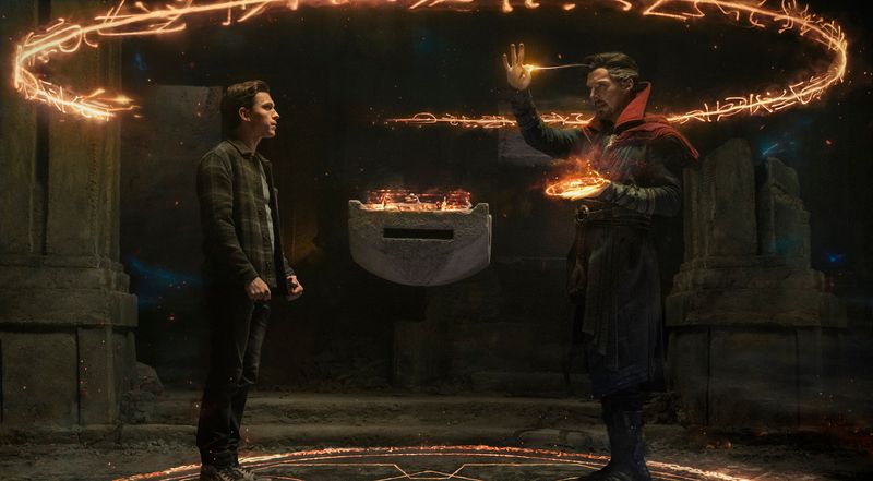 Doctor Strange (Benedict Cumberbatch, rechts) soll Peter Parker (Tom Holland) helfen, sein altes Leben zurückzubekommen.