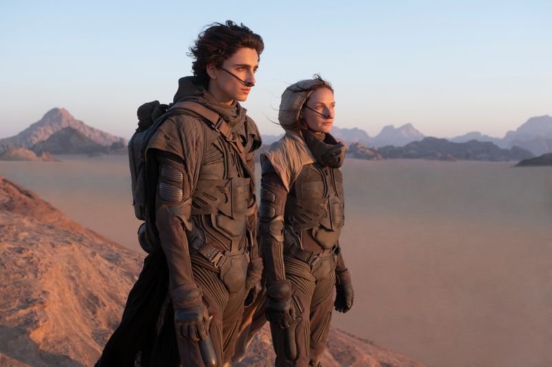 Zusammen mit seiner Mutter (Rebecca Ferguson) kämpft Paul (Timothée Chalamet) auf Arrakis ums Überleben.