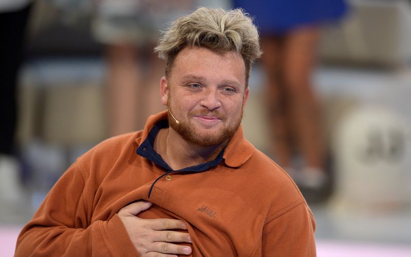 Menowin Fröhlich galt bei DSDS als Enfant terrible. Zumindest optisch hat er nun eine krasse Wandlung durchgemacht.