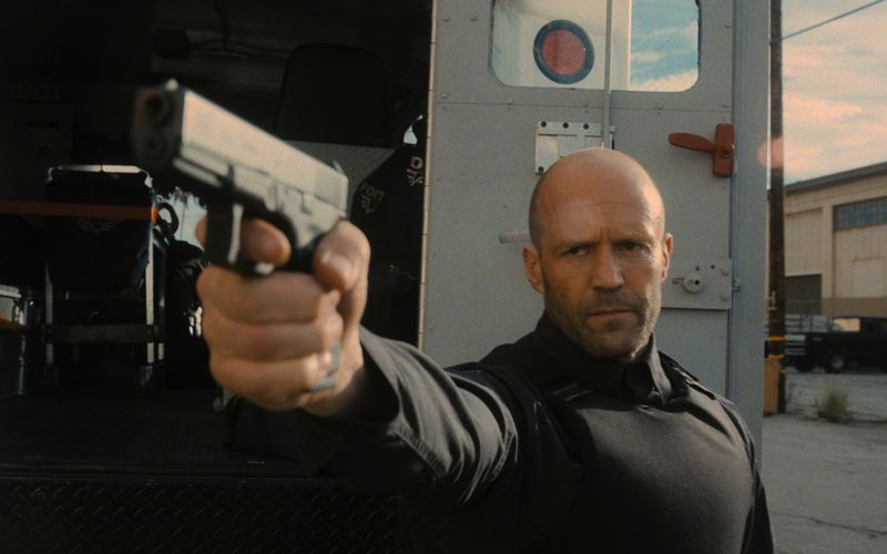 Für Genrefans versprechen Filme mit Jason Statham meist atemlose und knallharte Action. Unter anderem schickte Guy Ritchie den mürrischen Glatzkopf 2021 in "Cash Truck" auf einen blutigen Rachefeldzug. Ebenfalls zu Stathams Ruf als harter Bursche trugen die Hauptrollen in "Operation Fortune" (2022), "Mechanic: Resurrection" (2016), "Homefront" (2013) und den "Meg"-Filmen (2018, 2023) bei.