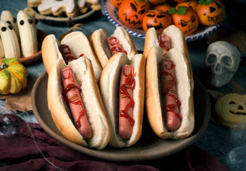 Wie wäre es, wenn Sie endlich mal "Fingerfood" wörtlich nehmen? Blutige Finger im Brötchen, schaurige Burger, oder Pfannkuchen mit drei Augen: Wenn es auf den Tellern gruselig, aber lecker aussieht, dann ist endgültig Halloween! Wir zeigen Ihnen die besten Food-Ideen für Ihre Halloween-Party.