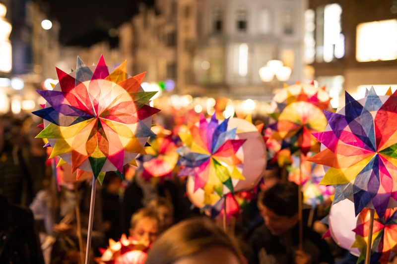 "Ich gehe mit meiner Laterne, und meine Laterne mit mir": So oder so ähnlich sehen die Straßen alljährlich um den Martinstag herum aus. Zu Sankt Martin am 11. November erfreuen sich üblicherweise Groß und Klein an Laternenumzügen, Martinsfeuern, Weckmännern und Gänsen. Was hat es mit diesen Traditionen eigentlich auf sich?