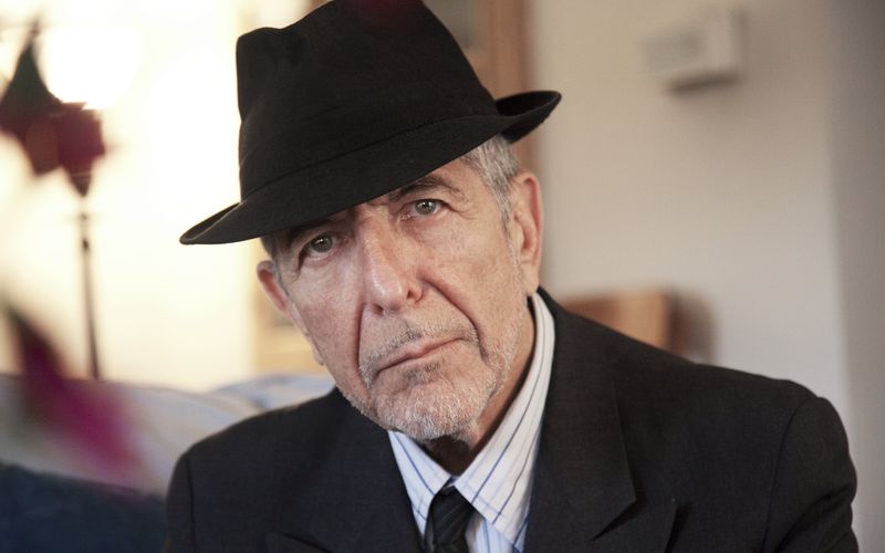 Er hätte am 21. September seinen 90. Geburtstag gefeiert: Wenn von Leonard Cohen die Rede ist, wird der Kanadier oft als großer Poet gefeiert. Für uns zählt Cohen aber nicht nur wegen seiner Texte zu den größten Songwritern aller Zeiten. Welchen Platz er in den Top 20 belegt und wer es ebenfalls in unser subjektives Ranking schafft, zeigt die Galerie ... 