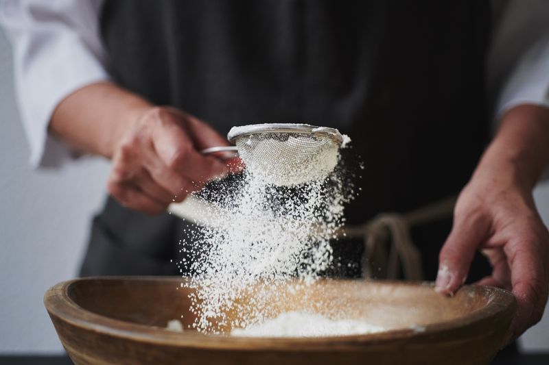 Dass Gebäck locker und fluffig wird und trotzdem nicht auseinanderfällt, liegt in der Regel am Getreidemehl. Eine identische Wirkung beim Backen kann eine Ersatz-Zutat alleine kaum hervorrufen. Dennoch lässt sich auch ohne klassisches Mehl überzeugendes Gebäck herstellen.