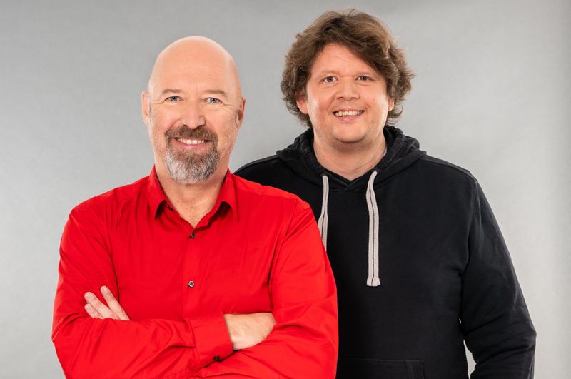 Die Satiriker Werner Doyé (rechts) und Andreas Wiemers versuchen sich an einer filmischen Aufarbeitung der letzten zwölf Monate.