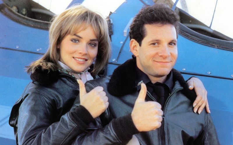 Daumen hoch: Mit den "Police Academy"-Filmen wurde Steve Guttenberg (Bild, mit Sharon Stone) in den 80er-Jahren zum Hollywood-Star.