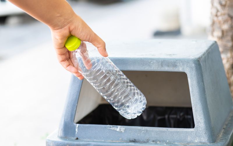 Beim Plastikfasten geht es nicht um die neueste Trenddiät, sondern um die Gesundhaltung der Umwelt. In der Küche, im Bad, im Büro, in der Freizeit - Kunststoffe sind aus unserem Umfeld kaum wegzudenken. Doch genau das sollten Sie beim Plastikfasten versuchen. Wir verraten Ihnen, in welchen Lebensbereichen Sie mit etwas Fantasie Plastikbergen den Kampf ansagen können ...