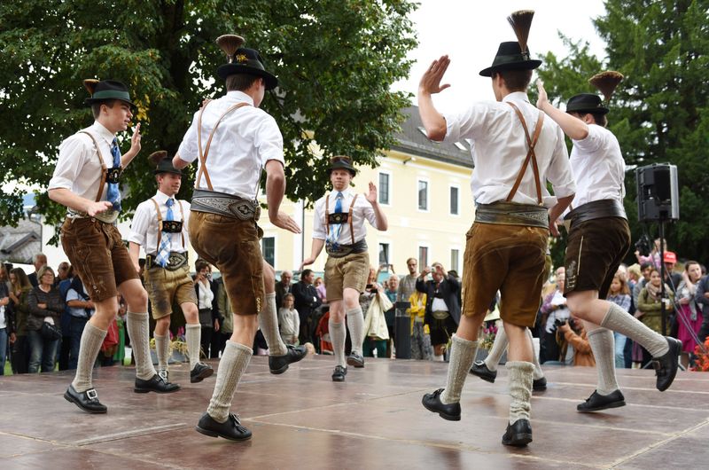 Die UNESCO hat sich zur Aufgabe gemacht, Ausdrucksformen Immateriellen Kulturerbes weltweit unter dem Motto "Wissen. Können. Weitergeben" zu bewahren - auch für kommende Generationen. Seit 2013 wird auch Kulturgut aus Deutschland von der UNESCO gelistet, mit bis dato 126 lebendigen Kulturformen, von der deutschen Brotkultur über Volkstanz bis zur Oberpfälzer Zoiglkultur.