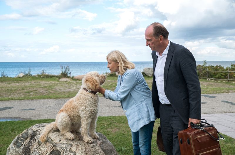 "Reif für die Insel": Die Anwältin Isabel von Brede (Sabine Postel) freut sich über die Ankunft und die Unterstützung ihres Kollegen Markus Gellert (Herbert Knaup) auf der Ostsee-Insel.