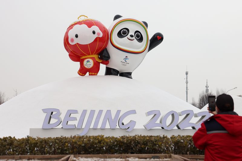 Im Februar 2022 fanden in Peking die Olympischen Winterspiele statt. Die Kosten für den Bau der Sportstätten beliefen sich auf 3,1 Milliarden Dollar. Das ist besonders tragisch, da viele Sportstätten oft nur für den einmaligen Einsatz errichtet und anschließend dem Verfall überlassen werden. Während der Spiele winkten die Maskottchen Bing Dwen Dwen (rechts) und Shuey Rhon Rhon fröhlich den Besuchern zu, doch ihr Schicksal schien schon zuvor besiegelt ...