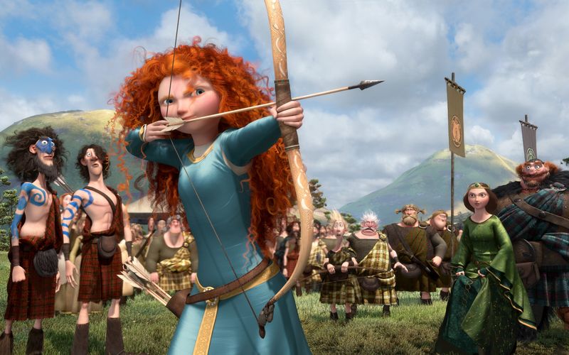 "Merida - Legende der Highlands" (2012) war der erste Pixar-Film mit einer weiblichen Hauptfigur. Die Geschichte handelt von einer aufmüpfigen junge Königstochter in den schottischen Highlands, die sich mit einer Hexe einlässt und mit den Folgen schwer zu kämpfen hat. Beeindruckend, nachdenklich, familientauglich - 69 Punkte bei "Metacritic".