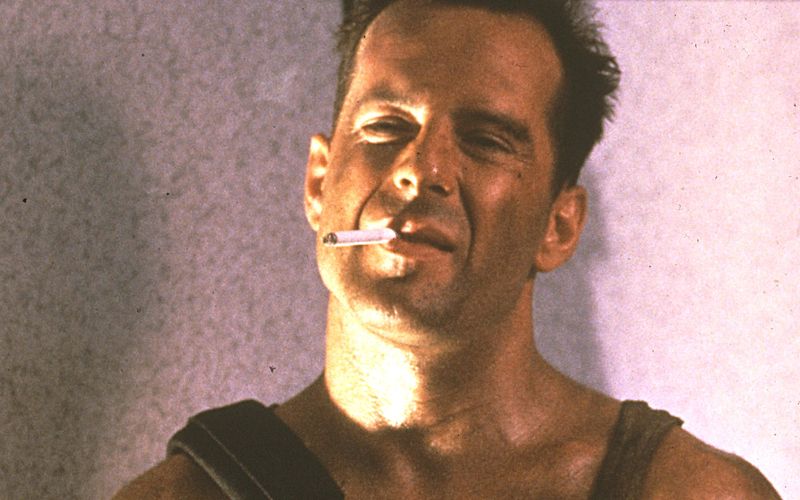 "Jippie-Ya-Yeah, Schweinebacke!" Der Spruch von John McClane verkörpert durch Bruce Willis ist so legendär wie der New-Yorker Feinripp-Cop selbst. Willis legte mit "Stirb Langsam" den Grundstein für seine "Einer-gegen-alle-Paraderolle. Zu Recht wird der Film als Action-Klassiker gefeiert. Welche Kracher es noch in unser Ranking geschafft haben, sehen Sie in der Galerie ...