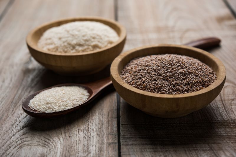 Dieses Brot mit Flohsamen wird ohne Hefe oder Mehl zubereitet und ist obendrein vegan. Flohsamenschalen sind dabei die geheime Zutat, die das Klebereiweiß aus Mehl ersetzen können. Sie sind reich an Ballast- und Schleimstoffen, welche die Backwaren zusammenhalten. Zudem wird ihnen eine entgiftende Wirkung zugeschrieben. Da die Samen stark aufquellen, müssen sie immer mit viel Wasser verzehrt werden. 
