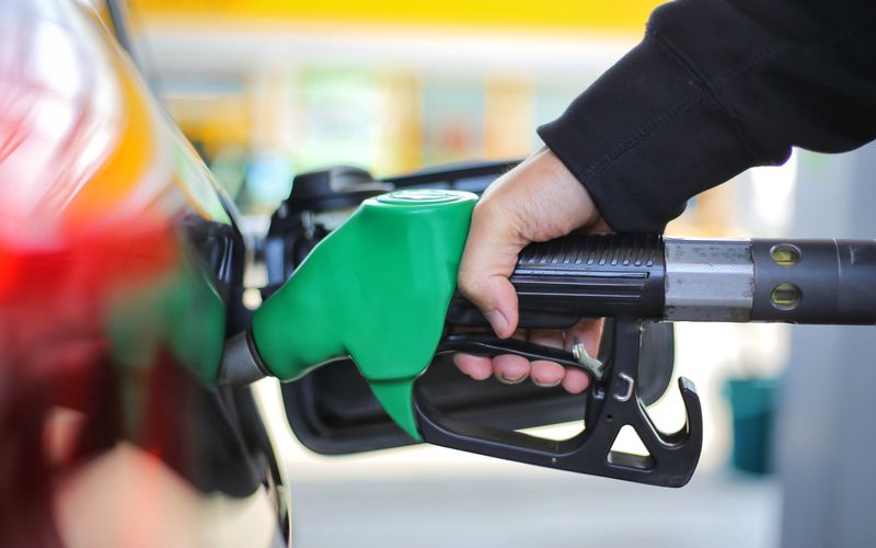 Wer zur richtigen Uhrzeit und an der richtigen Tankstelle tankt, kann viel Geld sparen.