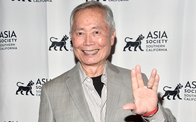 Nur C-Promis gehen in den Dschungel? Das ist andernorts nicht so: Sogar Hollywoodstars wie "Star Trek"-Legende George Takei hatten schon ihren Spaß am Outdoor-Campen bei Reis und Bohnen. Die Galerie zeigt, welche Weltstars in den internationalen Ablegern von "Ich bin ein Star - Holt mich hier raus!" mit Kakerlaken, Spinnen und Co. auf Du und Du waren. 