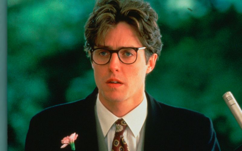 Charmant, liebenswürdig und immer etwas neben der Spur - solche Charaktere meist in romantischen Komödien spielte Hugh Grant in den 1990er Jahren zuhauf - etwa in "Vier Hochzeiten und ein Todesfall" (Bild, 1994) oder "Notting Hill" (1999). Heute distanziert sich der Brite weitestgehend von diesem Rollentypus. Seine Figur in "Notting Hill" habe "keine Eier" und sei "verachtenswert", sagte er 2024 in einem Interview.