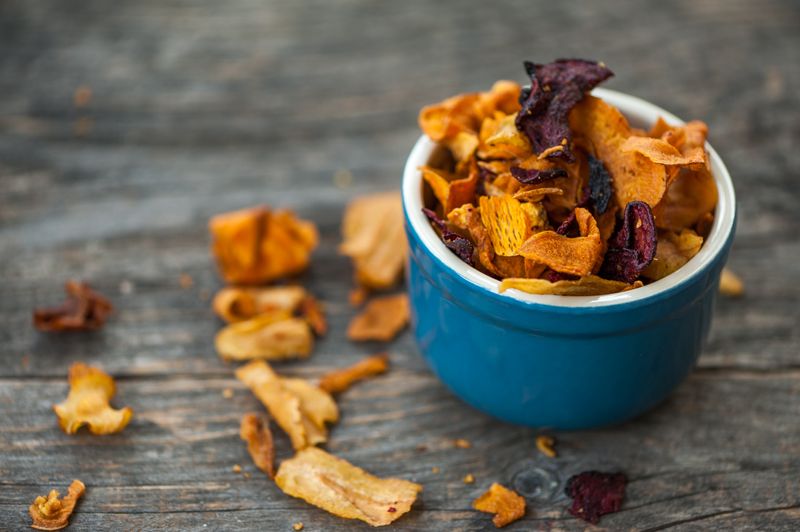 Finger weg von klassischen Chips, lieber kommen Gemüsechips in die Snack-Schale. Doch sind die wirklich gesünder? Längst nicht alle Lebensmittel sind so gut wie Sie vielleicht glauben. In der Galerie zeigen wir Ihnen vermeintliche Superfoods und versteckte Kalorienbomben.