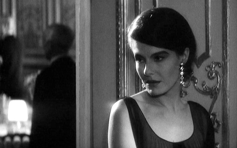 Getriebene einer Vergangenheit, an die sie sich nicht erinnert: Delphine Seyrig spielt die Hauptrolle in "Letztes Jahr in Marienbad" (1961), einem der großen Rätsel der Kinogeschichte. Worum geht's? Um die sinnentlehrte Dekadenz der Haute-Volée? Um die Unmöglichkeit der Liebe oder gar der Kommunikation? Um die Künstlichkeit der Bilder? Oder schlicht um einen Fall von Amnesie?