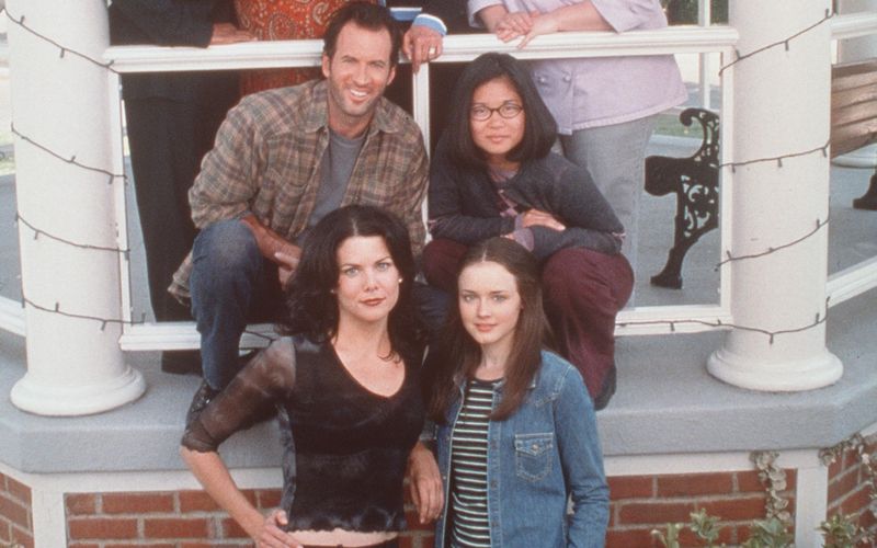 Als die "Gilmore Girls" Lorelai und Rory begeisterten Lauren Graham (vorne links) und Alexis Bledel (vorne rechts) zwischen 2000 und 2007 die Massen. Das Interesse an den alltäglichen Problemen der kaffeesüchtigen Frauen war so groß, dass die Serie 2016 fortgesetzt wurde: In dem Vierteiler "Gilmore Girls: Ein neues Jahr" (bei Netflix verfügbar) treten viele alte Bekannte wie Scott Patterson und Keiko Agena wieder auf.