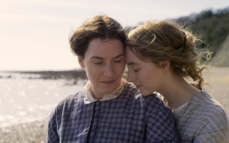 Südengland in den 1840er-Jahren: Mary (Kate Winslet, links) verdient Geld mit dem Sammeln von Fossilien, die sie in ihrem Laden oder an Museen verkauft. Als die wohlhabende Charlotte (Saoirse Ronan) in ihr Leben tritt, ändert sich für Mary in "Ammonite" alles. Der Film, der sehr frei auf dem Leben der Paläontologin Mary Anning basiert, lief Ende 2021 in den Kinos.