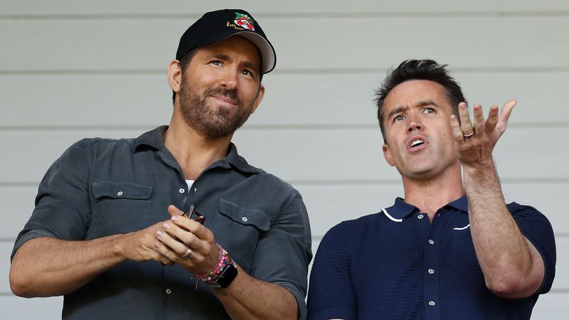 Ryan Reynolds und Rob McElhenney haben allen Grund zur Freude: Ihr Fußballclub Wrexham stieg kürzlich nach 15 Jahren in die Profiliga auf. Nun sind die Schauspieler auch noch an einem Formel-1-Club beteiligt. 