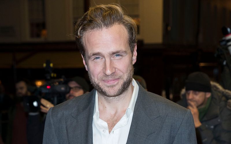 Die dritte Staffel seiner Serie "Trying" zeige er seinem Nachwuchs nicht, verriet Rafe Spall im Interview. Der Grund: eine Sexszene. "Das wäre vielleicht etwas unangemessen für meine Kinder", betonte der Familienvater.