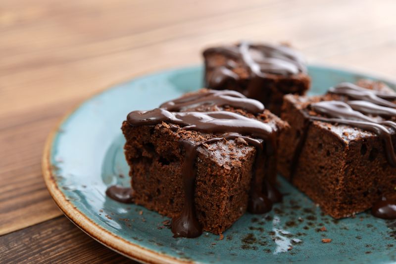 Backen klappt auch ohne Weizenmehl. Allergiker, die kein Gluten vertragen und auch Dinkel, Roggen und Gerste von der Zutatenliste streichen, müssen nicht auf leckeres Backwerk verzichten, denn es gibt glücklicherweise Alternativen und leckere Rezeptkreationen für Kuchen, Brot und Waffeln ohne Mehl. 