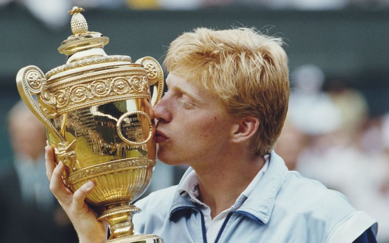 Der Sieg in Wimbledon 1985 (Bild) war sein erster ganz großer Triumph, insgesamt gewann er sechs Grand-Slam-Turniere - damit ist Boris Becker bis heute der erfolgreichste deutsche Tennisspieler. Von seinen Leistungen auf dem Platz war zuletzt aber nur selten die Rede, wenn es um Boris Becker ging ...