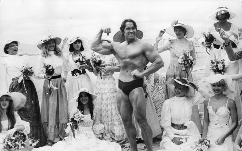 Seine Muskeln motivierten eine ganze Generation an Kraftsportlern: Arnie war der erste erfolgreiche Bodybuilder im deutschsprachigen Raum - und schuf in den 70ern einen Riesenkult um die Körperstählung. Auch, weil sich Schwarzenegger schon früh als Show-Talent erwies. 
