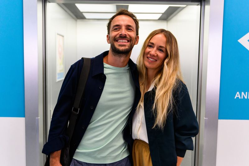 Liegt ihre Zukunft in München? Dr. Frank Stern (Max Alberti) und Betty Weiss (Annina Hellenthal) liebäugeln mit der bayerischen Landeshauptstadt.