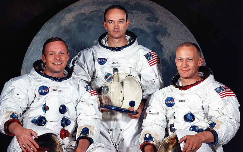 Sie waren die ersten Menschen, die zum Mond flogen: Neil Armstrong (links), Michael Collins (Mitte) und Edwin E. Aldrin Jr. schrieben mit der Apollo-11-Mission im Juli 1969 Geschichte. Anlässlich des 95. Geburtstages von Buzz Aldrin am 20. Januar blicken wir zurück auf die (teils) unglaublichen Schicksale aller insgesamt zwölf "Mondmänner" ...