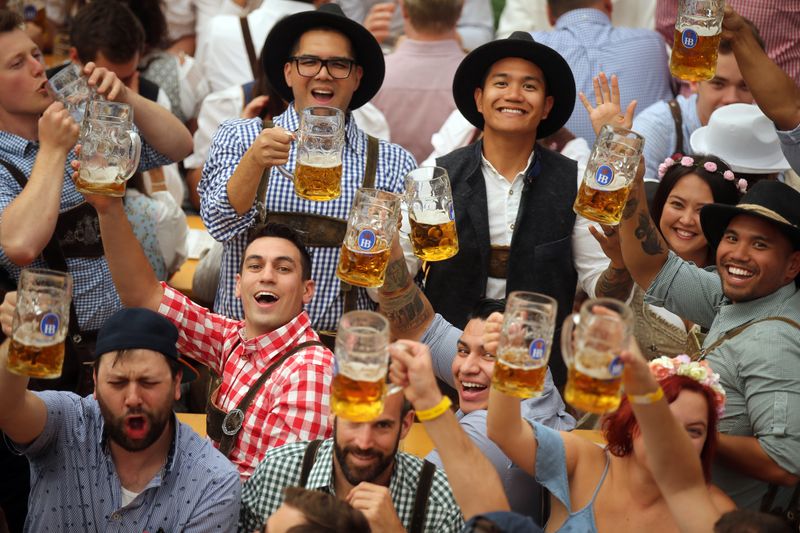 Endlich ist wieder Wiesn-Zeit! Damit aus der Vorfreude ein wirklicher Spaß wird, sollte man einige (ungeschriebene) Regeln beachten. Denn sonst wird der Wiesn-Spaß schnell zum Albtraum. Wir verraten Ihnen, wie Sie sich richtig verhalten, wenn es wieder heißt: o'zapft is!