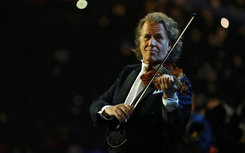 André Rieu ist ein Künstler von Weltrang, der von Tokio über New York bis London jedes Konzerthaus zu füllen vermag - aber ohne die treuen deutschen Fans, das weiß der Star-Geiger selbst, wäre seine Karriere wahrscheinlich nur halb so erfolgreich verlaufen. Der deutsche Markt war für Rieu immer einer der wichtigsten.