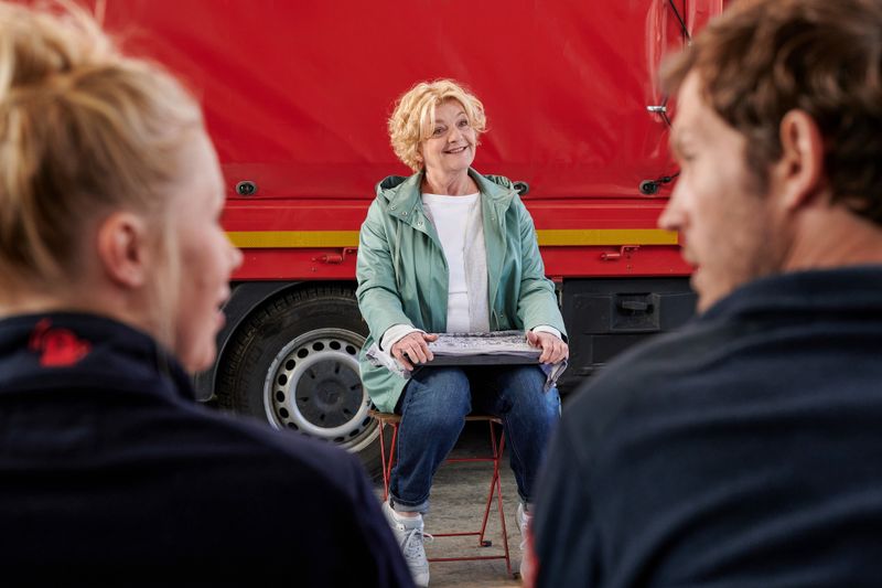 Irene (Saskia Vester, Mitte) überrascht Marie (Christine Eixenberger) und Stefan (Stefan Murr) beim Feuerwehrcasting.