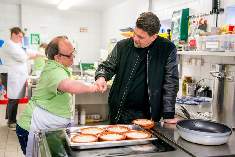 Tim Mälzer coacht 13 Menschen mit Downsyndrom, die - weitgehend selbständig - ein Restaurant führen. Über drei Folgen begleitet die Dokusoap "Zum Schwarzwälder Hirsch - Eine außergewöhnliche Küchencrew und Tim Mälzer" das Projekt.