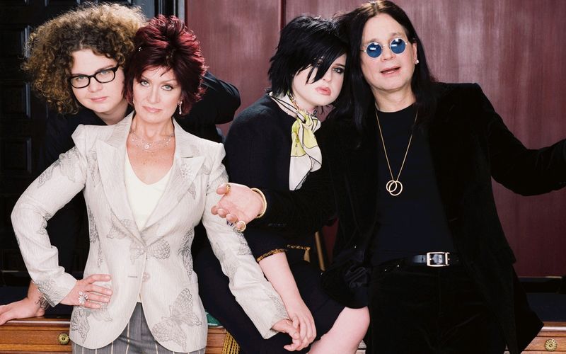 Von 2002 bis 2005 ließen sie MTV in ihr Haus und wurden zu (Reality-TV-)Stars: "The Osbournes" - von links: Jack, Sharon, Kelly und Ozzy - schrieb damals Fernsehgeschichte. Doch was macht die schrecklich nette Familie heute?