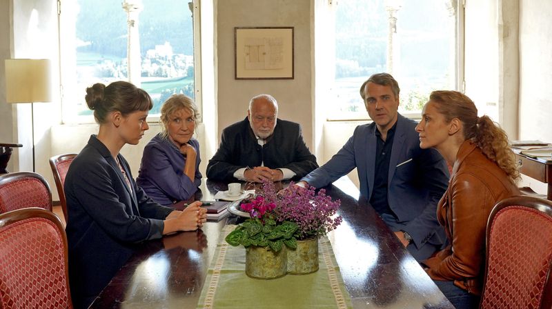 Die Bozener Kommissarin Sonja Schwarz (Chiara Schoras, rechts) ermittelt bei der Hoteliersfamilie Hofer (von rechts): Martin Hofer (Stefan Rudolf), Ludwig (Thomas Thieme), Maria (Marita Breuer) und Sophie (Antonia Breidenbach).